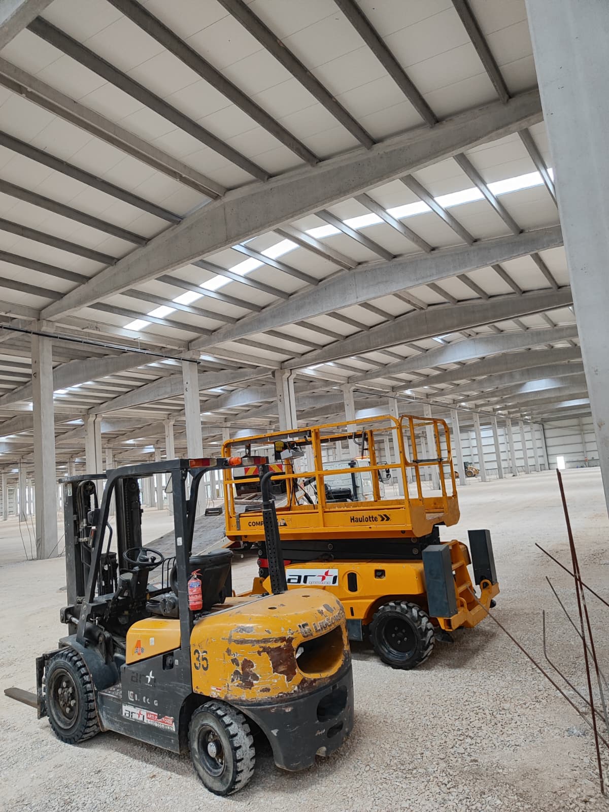 Forklift ile palet istifleme çalışması
