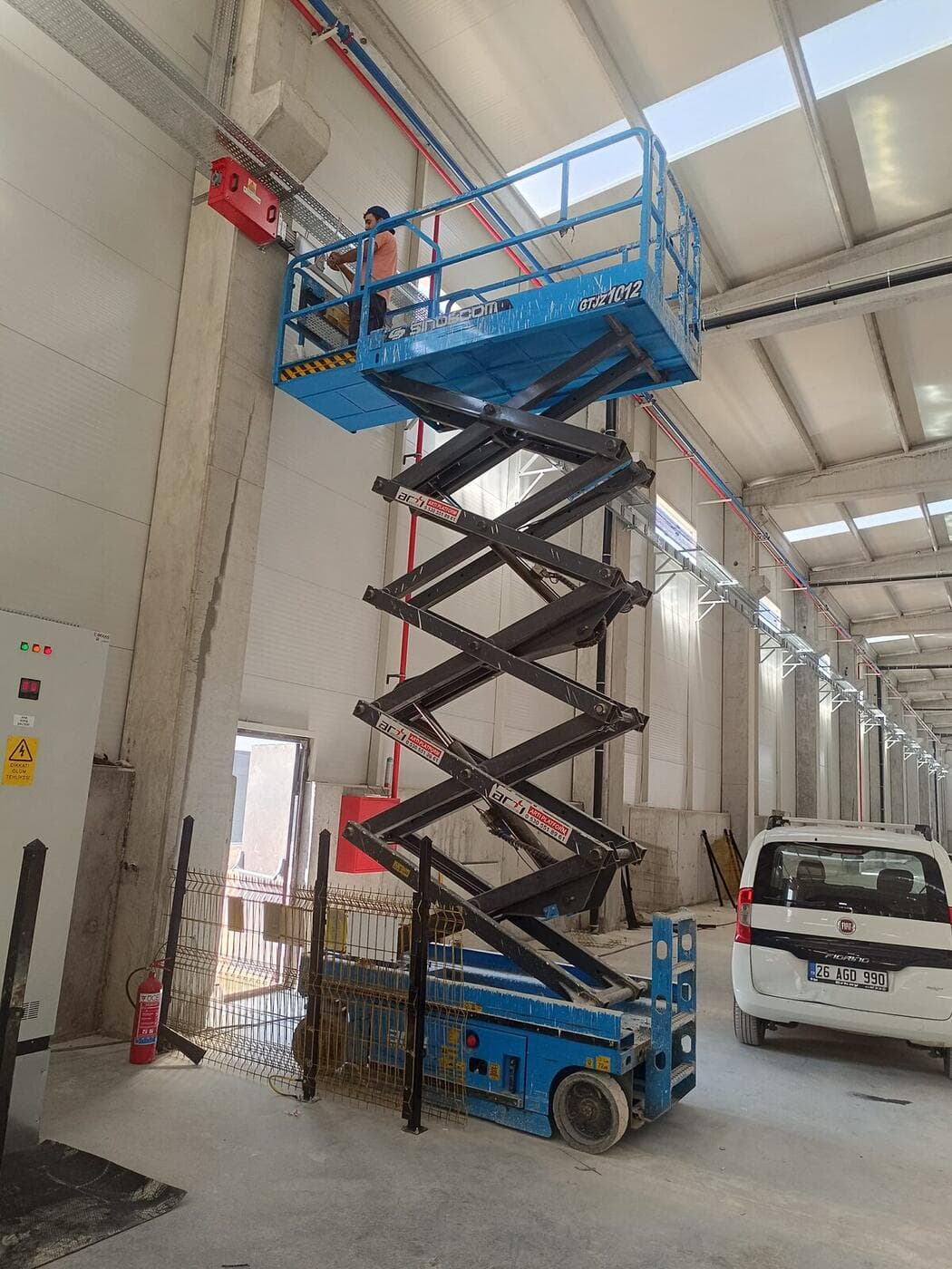 Fabrika içi platform ile tesisat çalışması