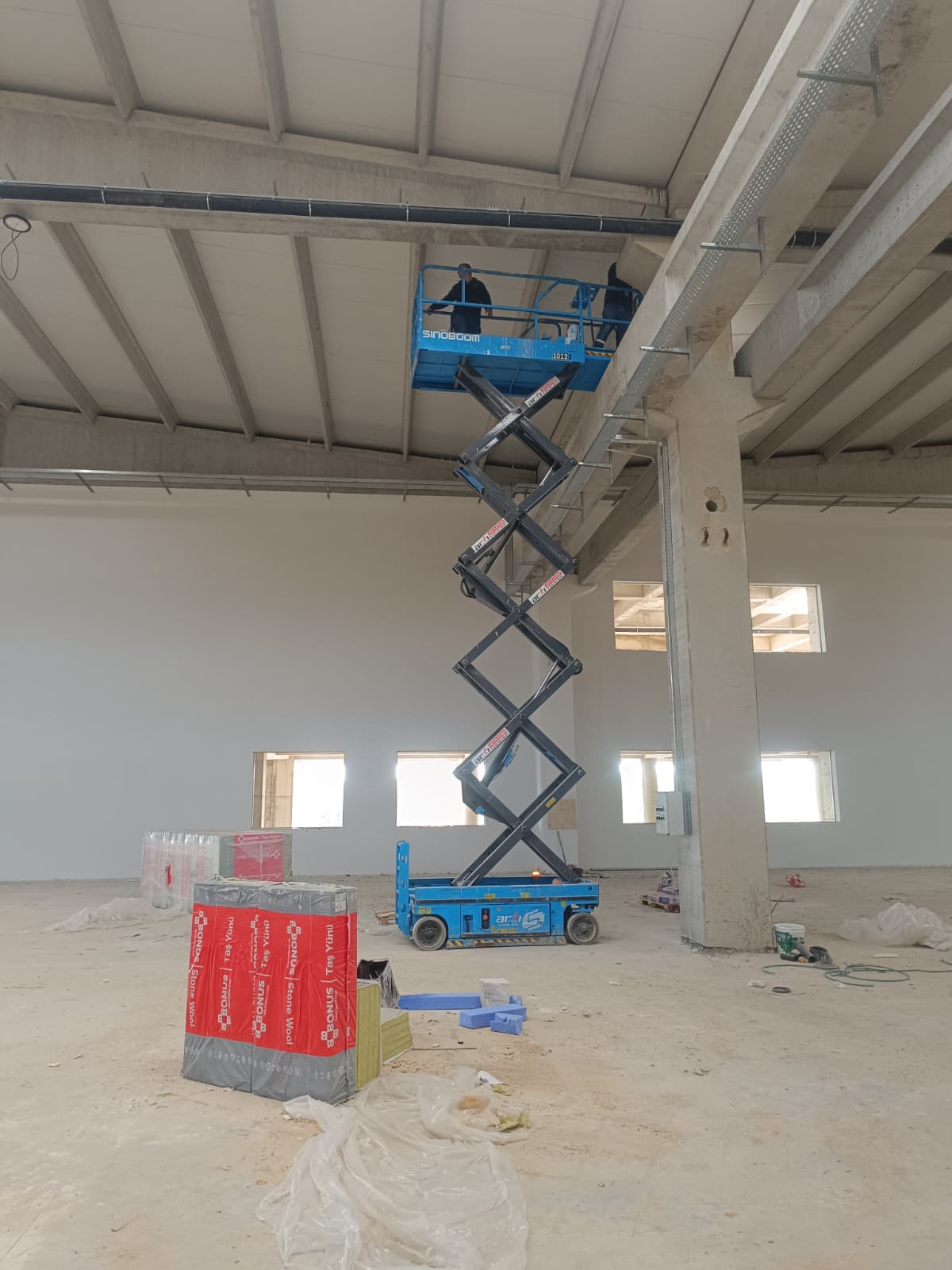 Fabrika içi platform ile tesisat çalışması