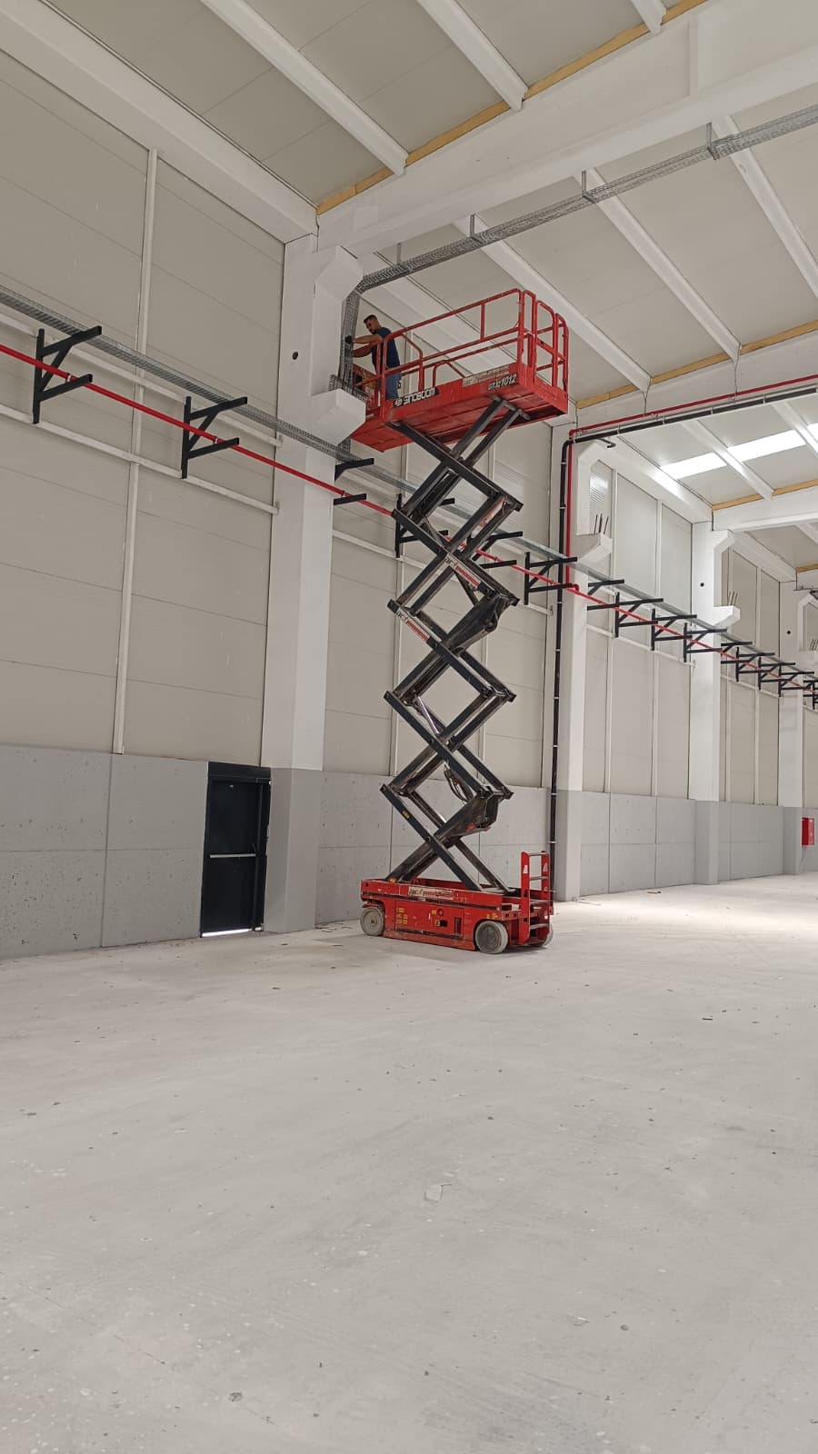 Depo içinde makaslı platform ile raf/tavan çalışması
